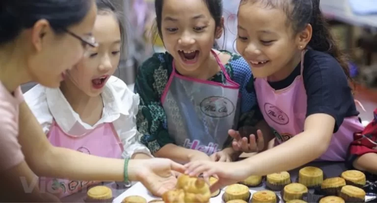 Vietnam Mid-Autumn Festival 2023 making moon cake by AN Tour Vietnam