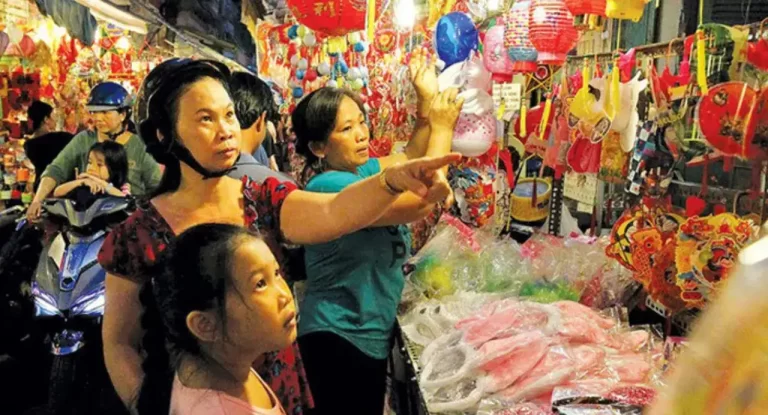 Vietnam Mid-Autumn-Festival 2023 spending time with family