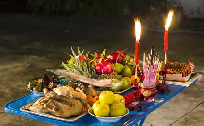 Do not eat broken offerings - AN Tours Vietnam