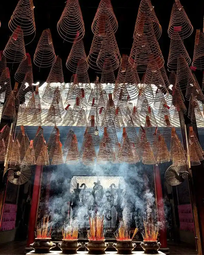 Explore the architecture of Ba Thien Hau temple with Chinese characteristics