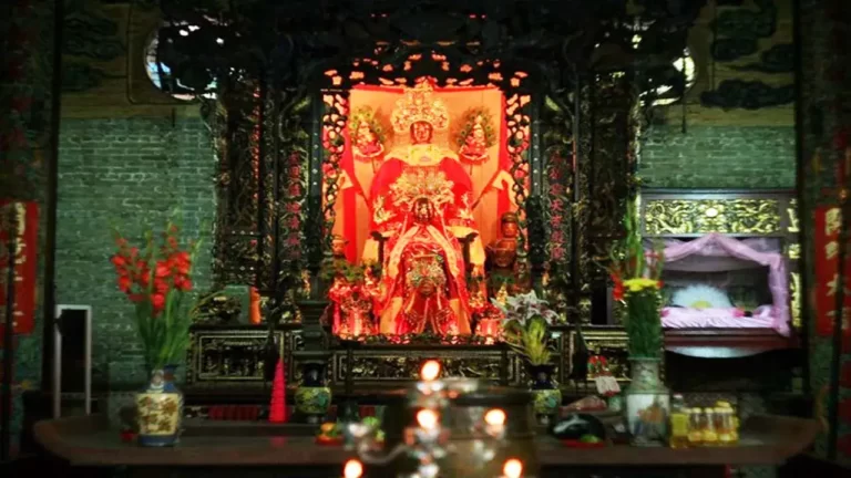 Main hall Ba Thien Hau - AN Tours Vietnam