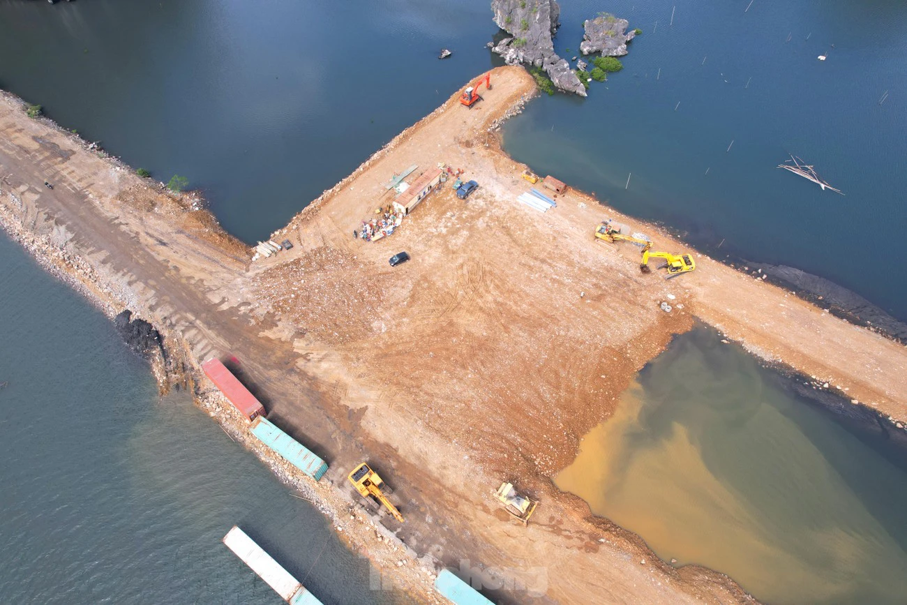 Constructions on Ha Long Bay working
