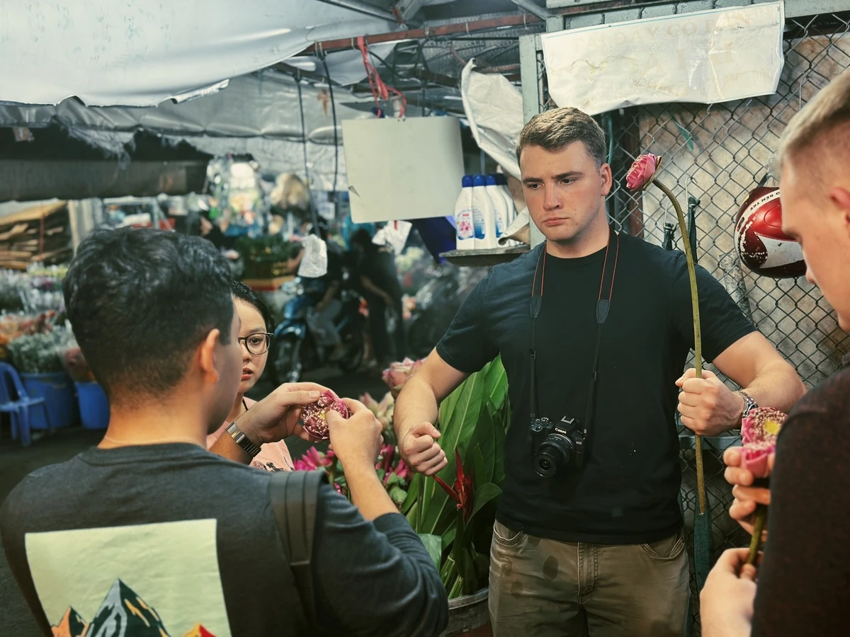 HCMC Food Tour for the U.S. Embassy officers - Flower Market