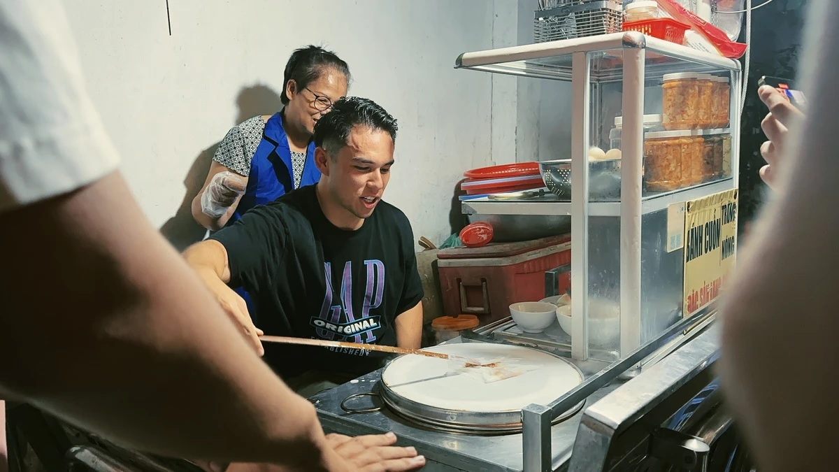 HCMC Food Tour for the U.S. Embassy officers - Mini cooking class