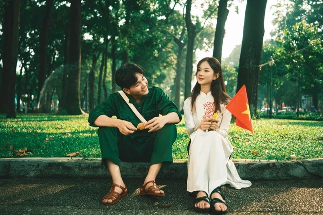 A couple photo at Independence Palace garden