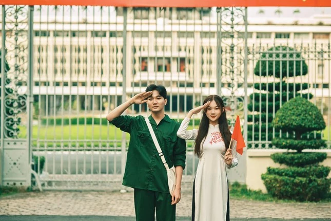 A couple photo at The gate of Independence Palace