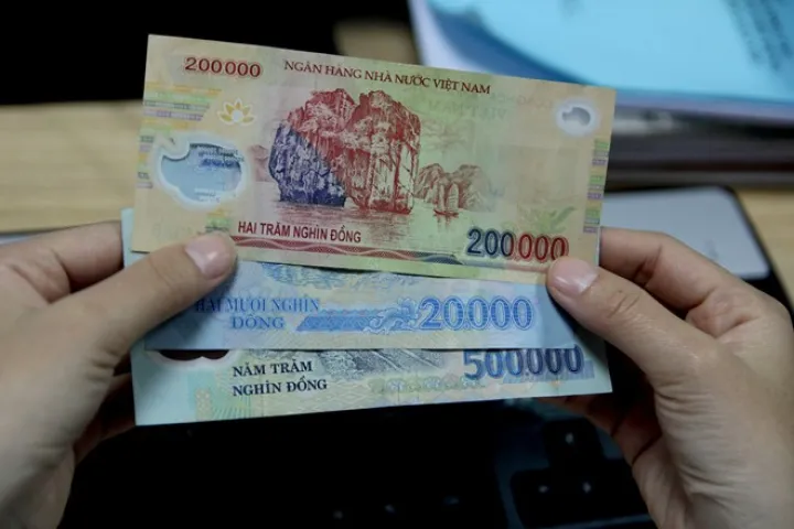 Checking Polymer Material to spot fake Vietnam Dong