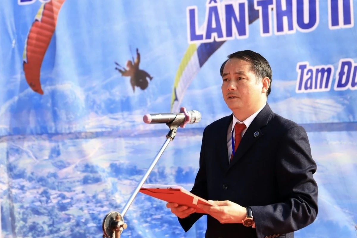 Mr Vu Xuan Thinh - District People's Committee Vice President inaugurate the Vietnam's first paragliding competition