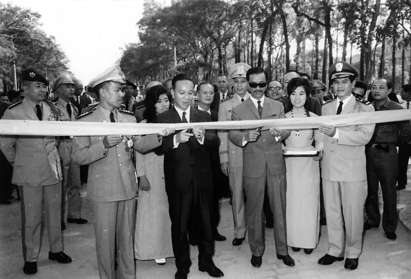 Nguyen Van Thieu and Nguyen Cao Ky (glassed) cut the inauguration band of the new Independence Palace
