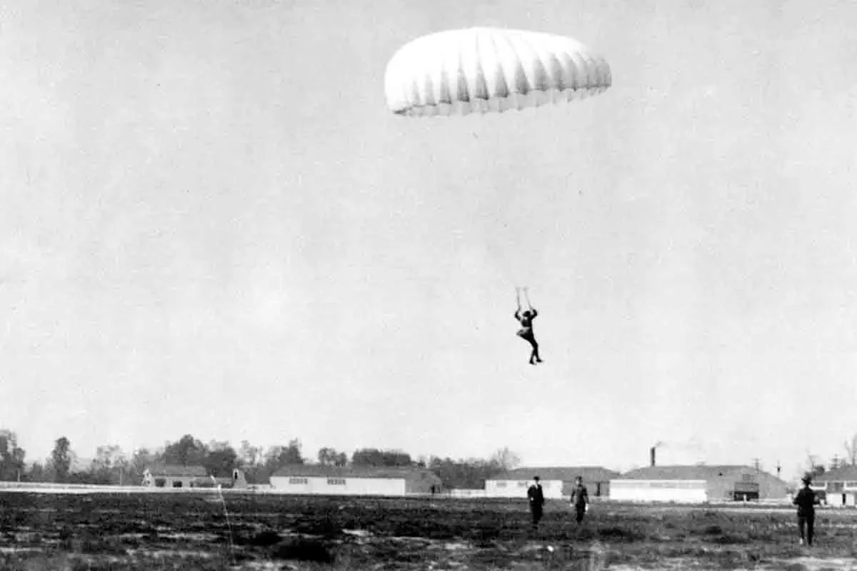 Parachutes in World War I