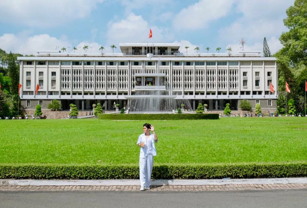 Photography in front of Independence Palace