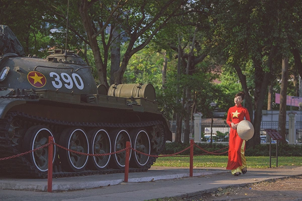 Photoshooting using the tanks at the Independence Palace