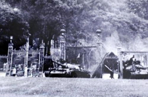 Tank 390 crushed the gate of Independence Palace