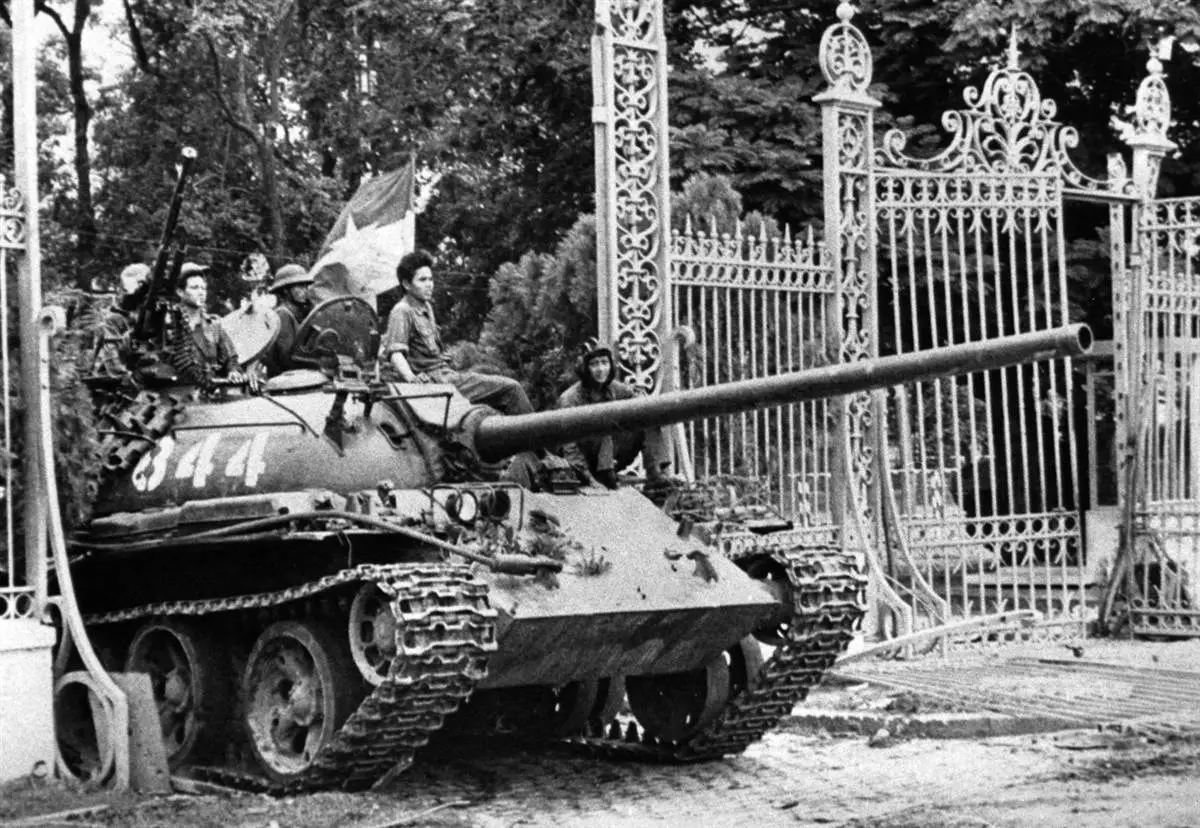 The tank crashed Independence Palace gate in 1975