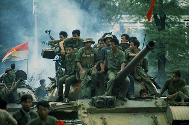 The tanks coming inside Saigon in 1975