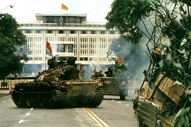 The tanks coming to Independence Palace 1975
