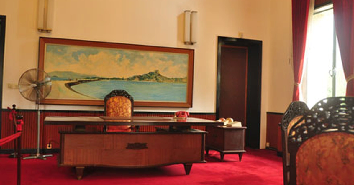 Tri Thuy Bridge painting at Independence Palace