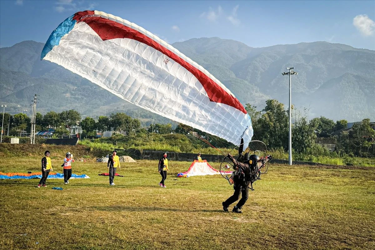 Vietnam first national paragliding competition - 1