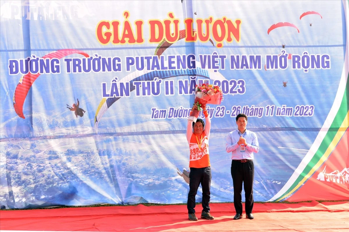 Vietnam first national paragliding competition - Flower gift