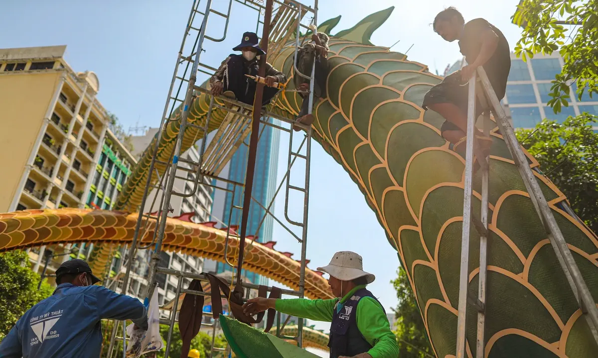 A hundred workers are trying their best to finish the Dragon figure