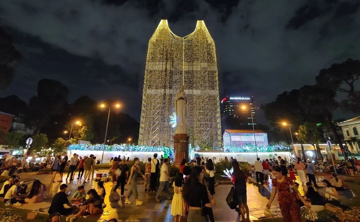 A lot of people still visit the Notre Dame Cathedral Saigon on Christmas Day 2023