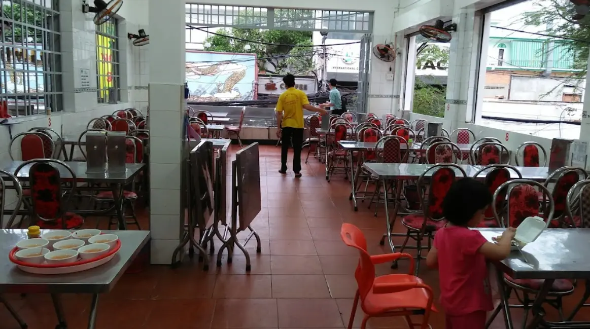 Banh Xeo Ngoc Son has large space for guests
