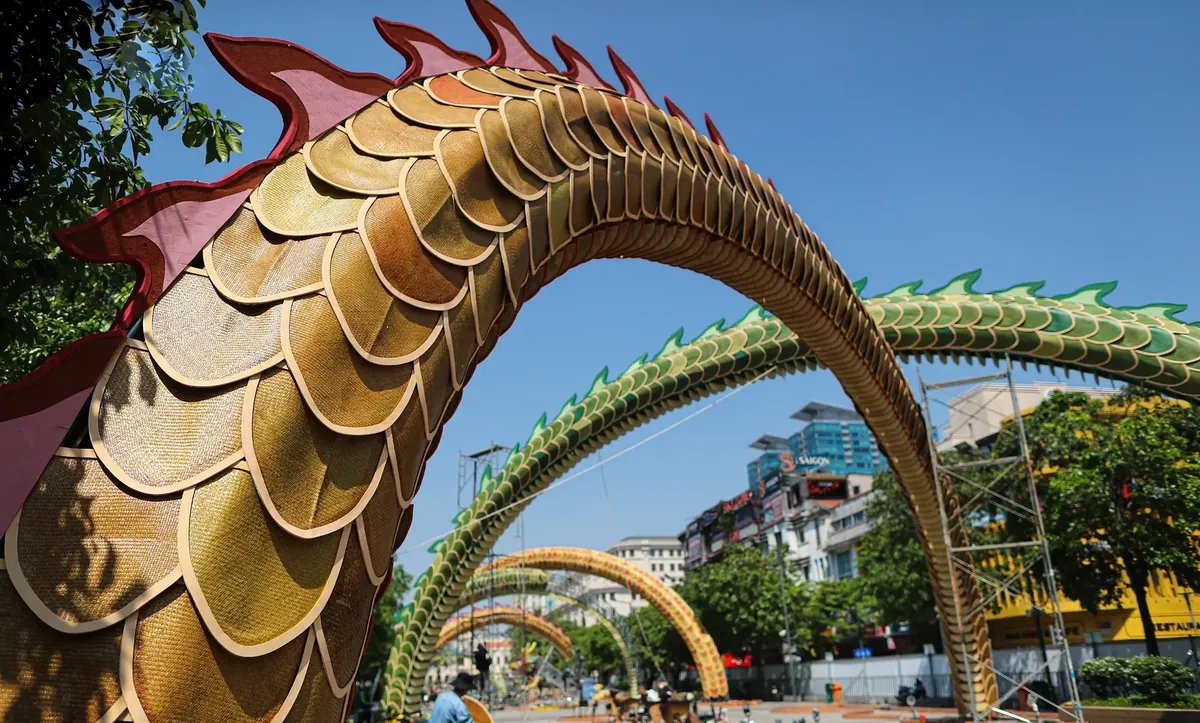 Flowing body of the Dragon Figure on Nguyen Hue Flower Street 2024