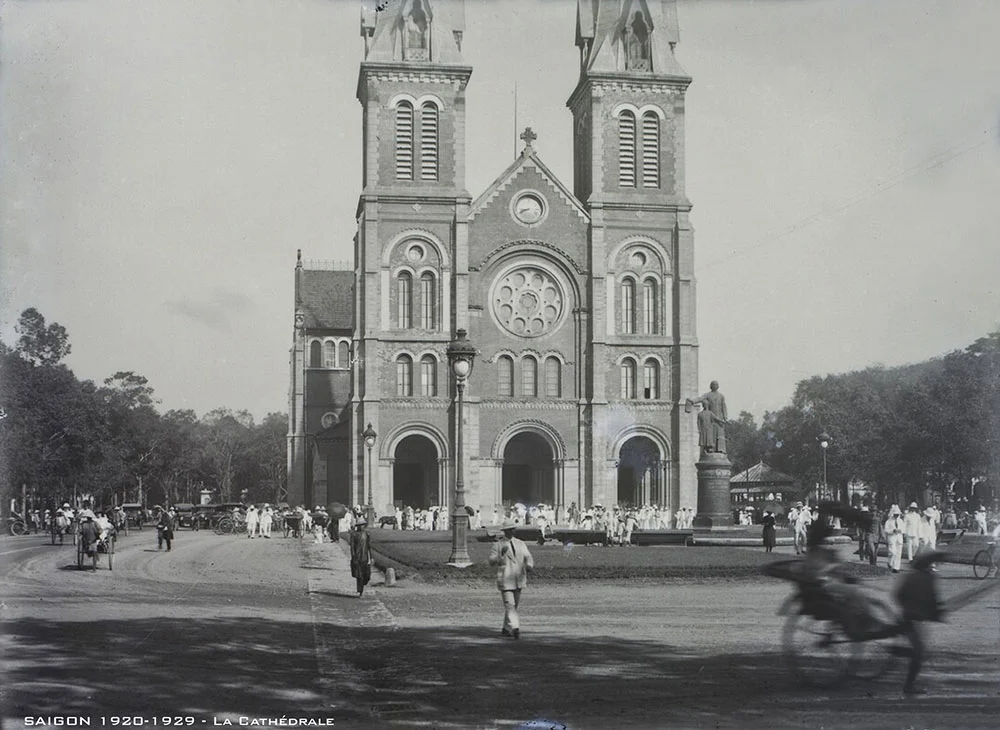 Notre Dame Cathedral Saigon 1920-1929 - with the statue in front