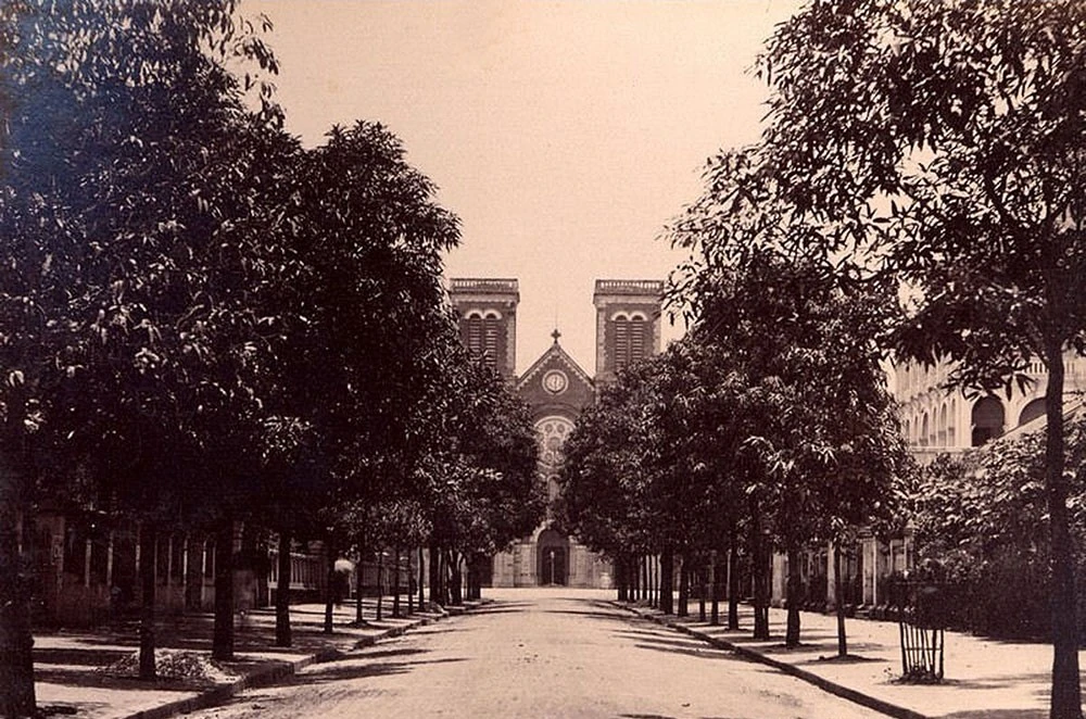 Notre Dame Cathedral before 1903 - without the square and statue