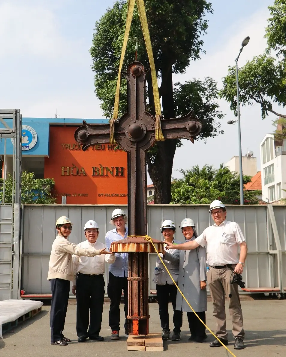 The cross on top of Saigon Notre Dame Cathedral was successfully taken down for renovation