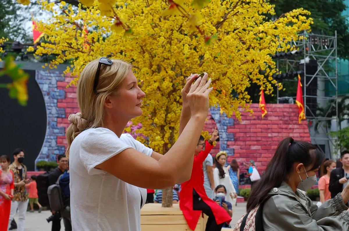Tourists at Calligraphy Street