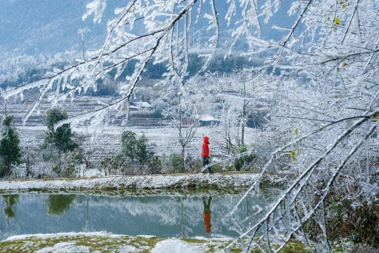 Travelers visiting Y Ty in snowy season