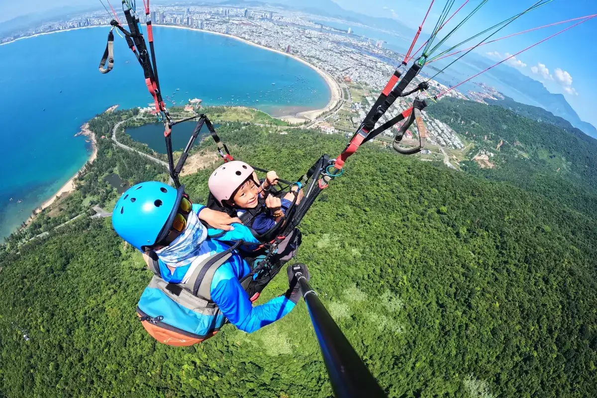 Bé trải nghiệm bay lượn cùng Dù lượn Đà Nẵng