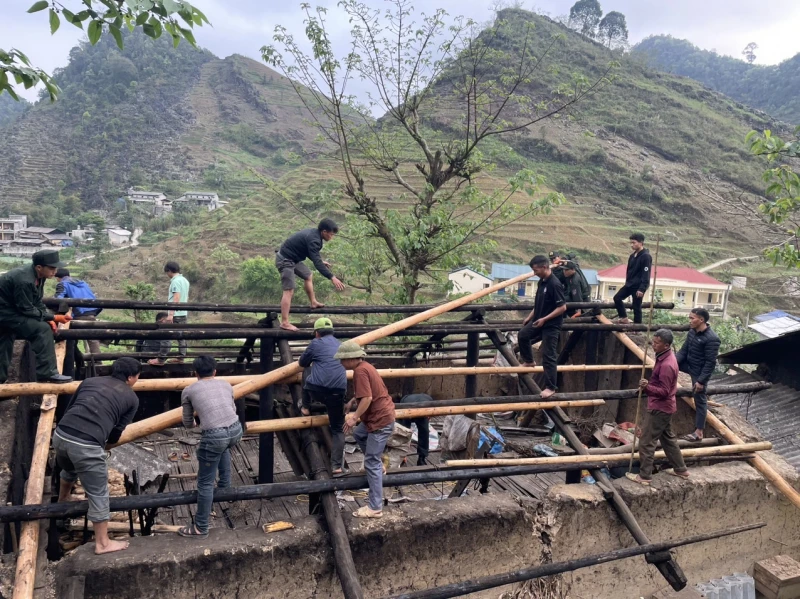 Police helping the locals to rebuild their houses after the hail in Ha Giang
