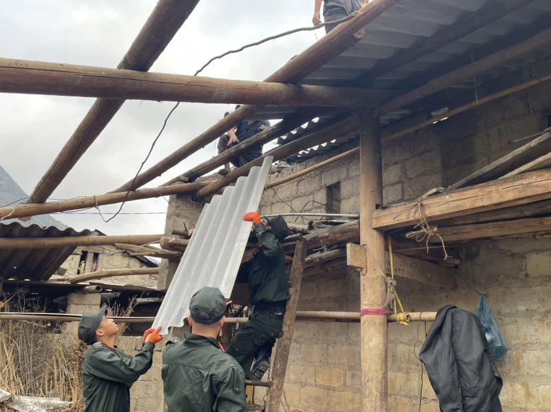 Police helping the locals to rebuild their houses after the sudden hail in Ha Giang