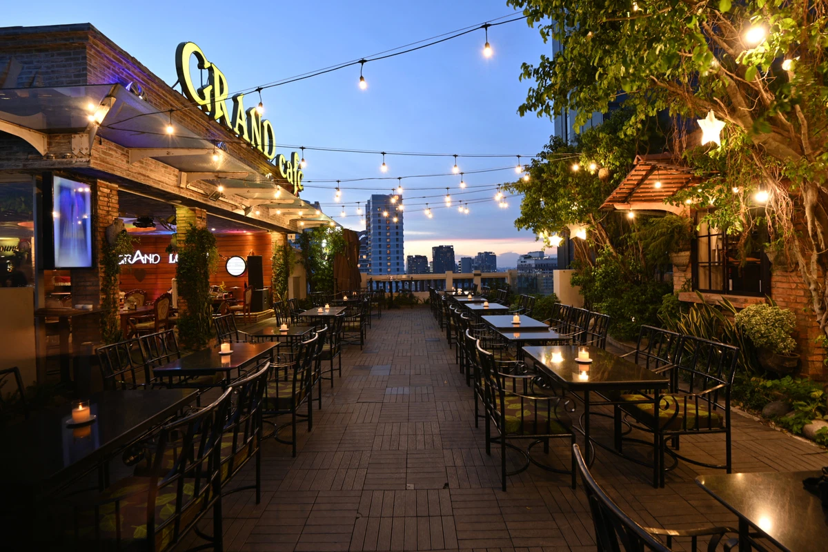 Rooftop GRAND Lounge