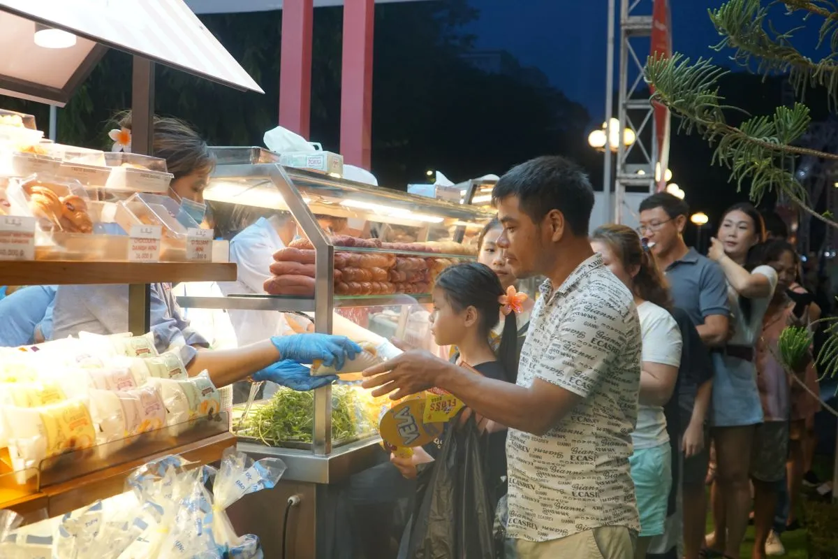 Locals in line waiting for their Banh Mi