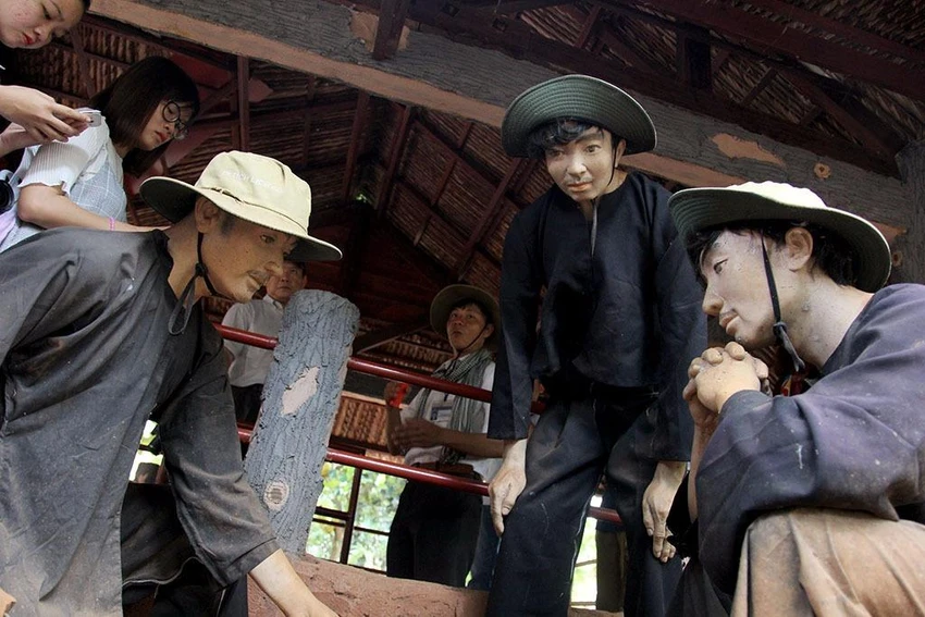 Long Phuoc villagers and soldiers discussing strategy for the tunnels - rebuilt models