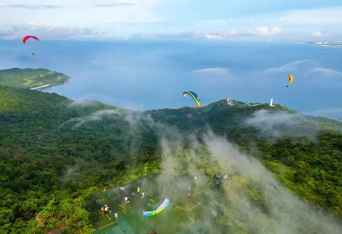 Paragliding contributed a lot to the success of Da Nang tourism