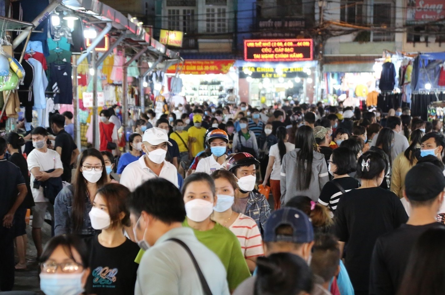 12 busiest HCMC night markets you must visit once