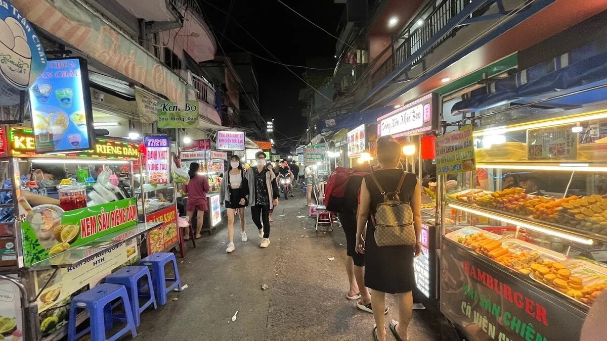 200 Xom Chieu Market
