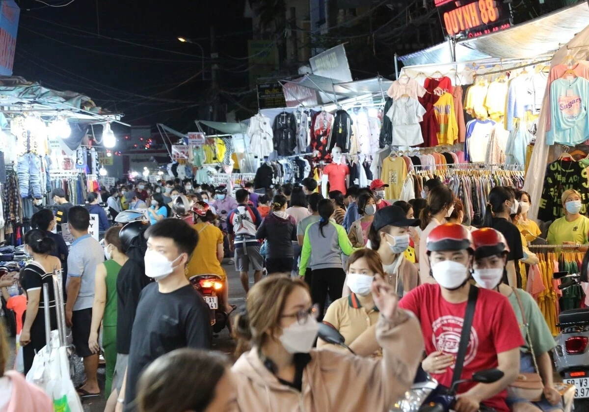 Hanh Thong Tay Night Market