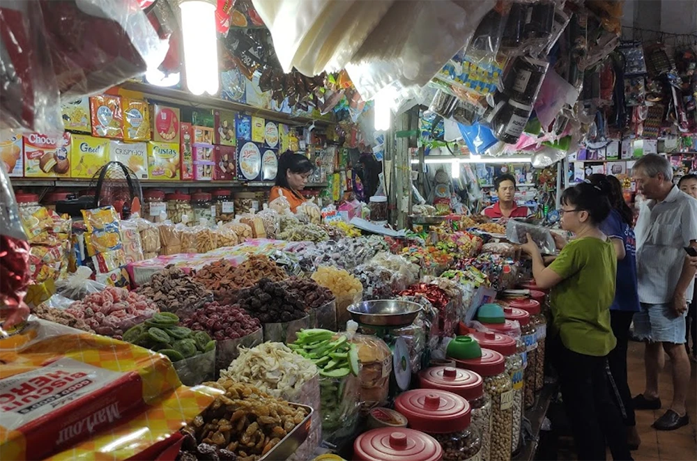 Hoa Binh Night Market