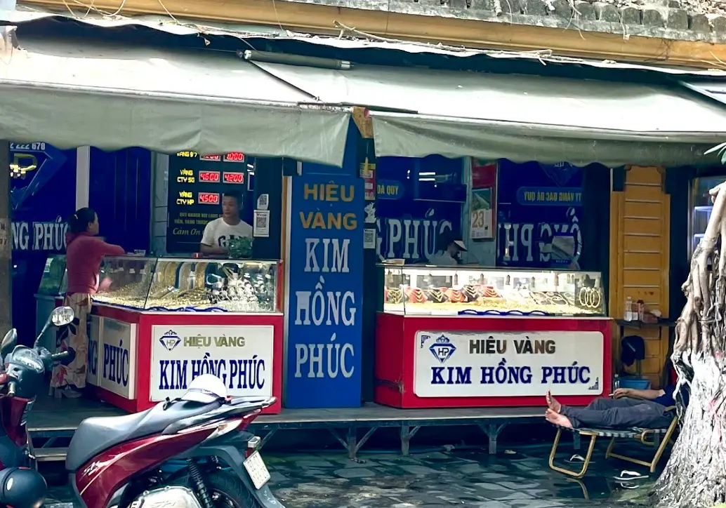 Exchanging money in Kim Hong Phuc Gold Shop