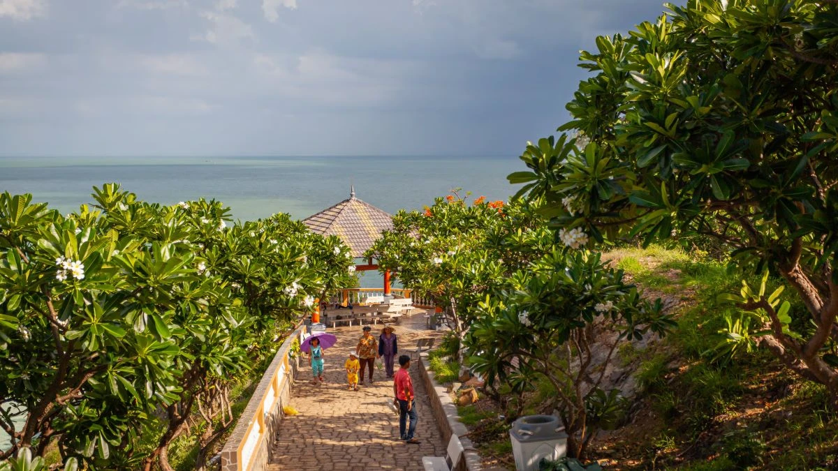 The walking path to Christ of Vung Tau Statue