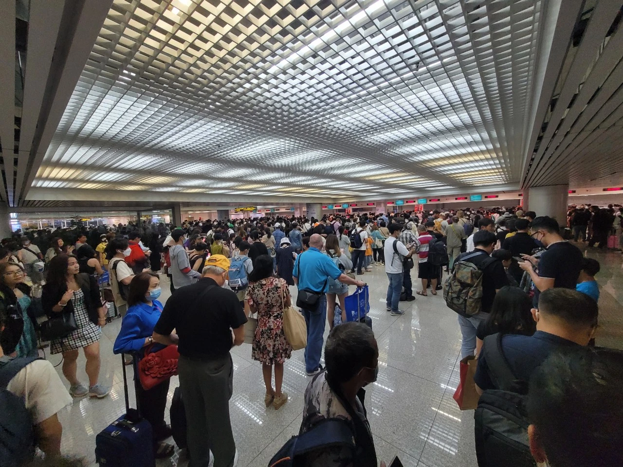Thousands of people waiting in line for airport customs in HCMC
