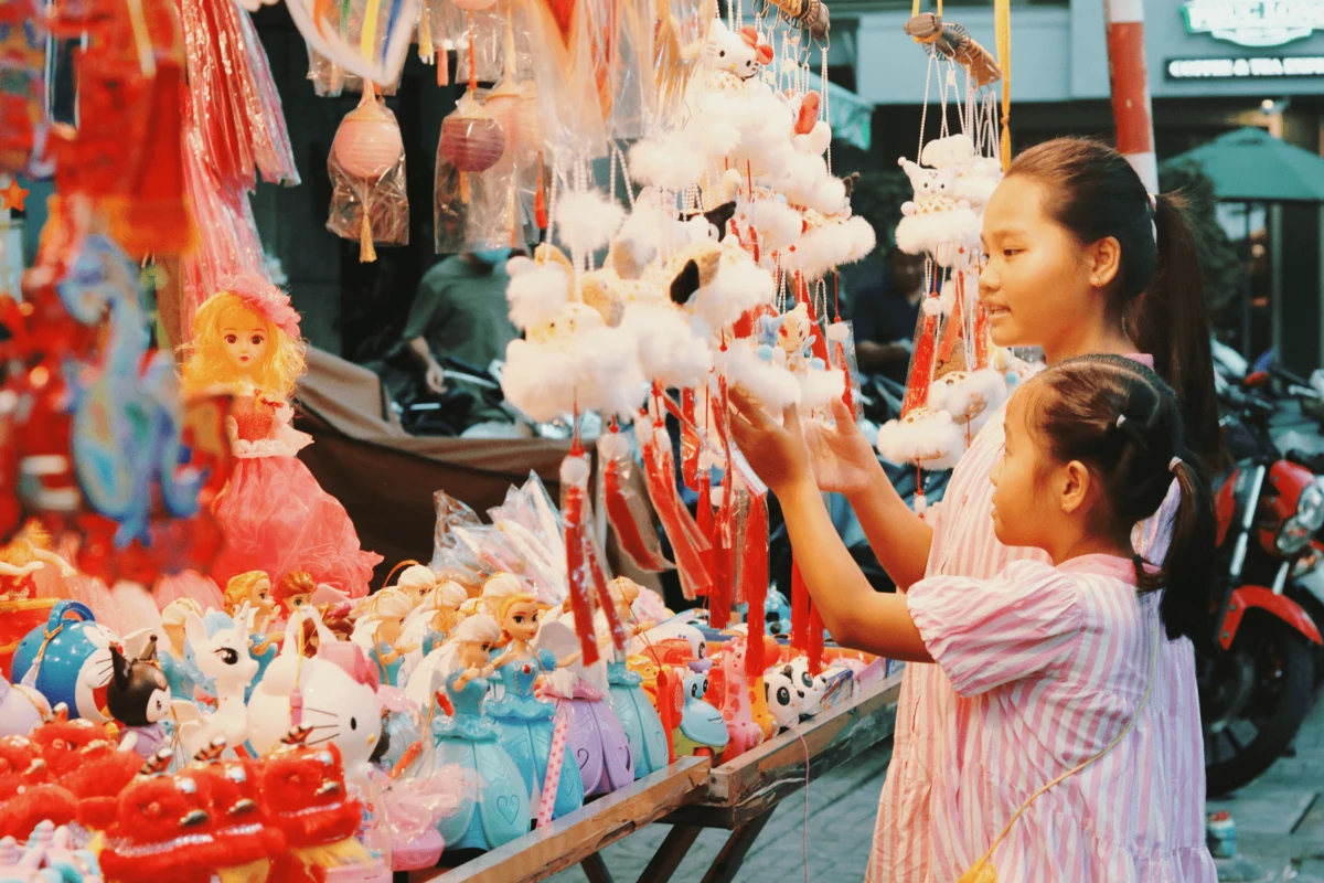 Children enjoying the lanterns