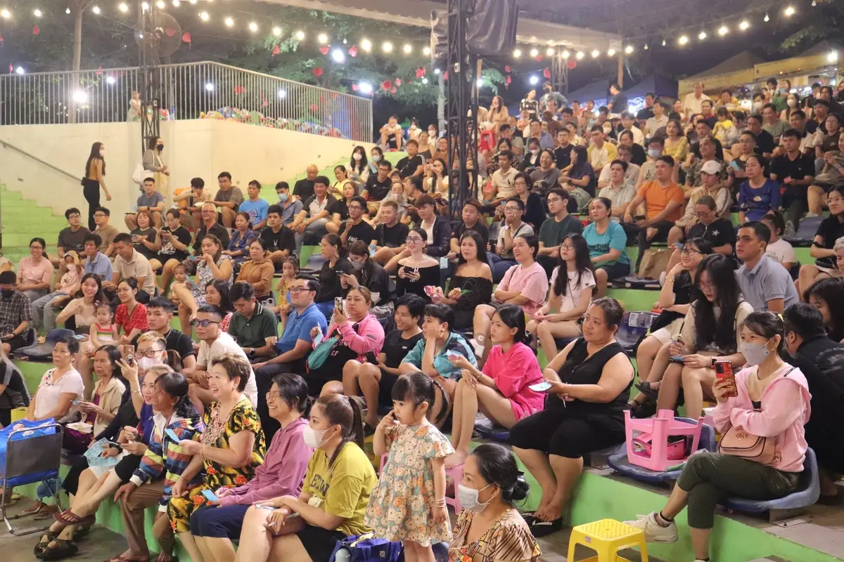 The Lotto Show attracts hundreds of visitors each night