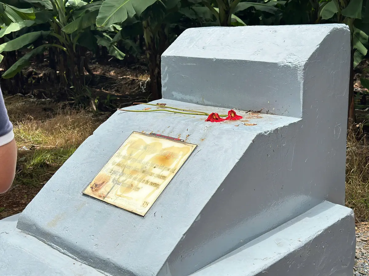 The text on the 2RAR Memorial Nui Dat