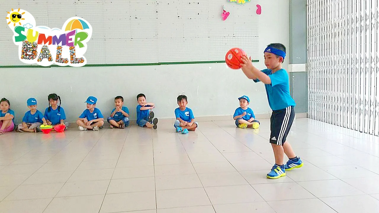 Học viên trình diễn trong hoạt động Summer Ball
